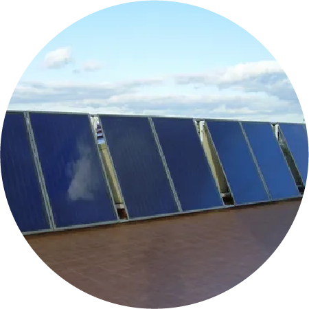 Sistema de energía solar térmica para calentar agua sanitaria, calefacción o piscinas usando el calor del sol montada por el equipo de rs solar.