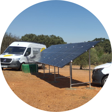 Sistema de bombeo solar con estructura de placas fotovoltaicas instalado en zona rural