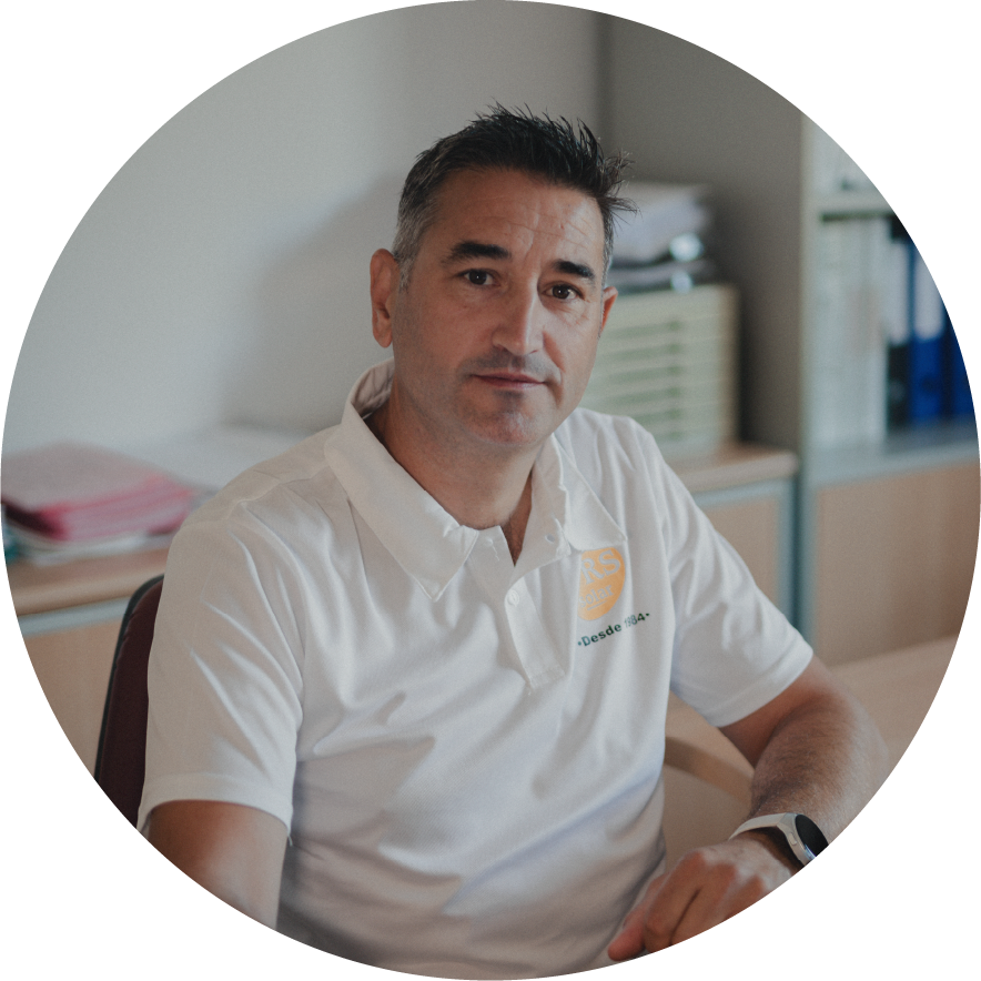 Asesor experto en autoconsumo solar atendiendo a clientes en oficina